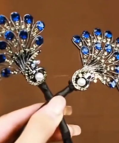 مشبك شعر ملكي بتصميم الطاووس – لمسة أناقة مميزة