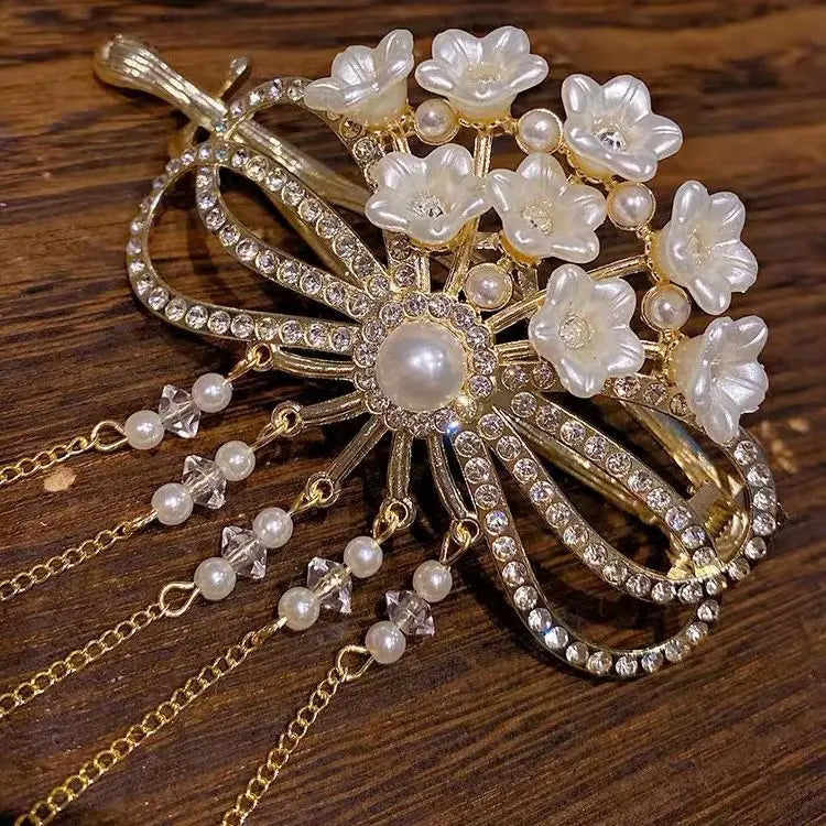 مشبك شعر فاخر بزهور لؤلئية وتصميم راقٍ يكمّل إطلالتك الأنيقة