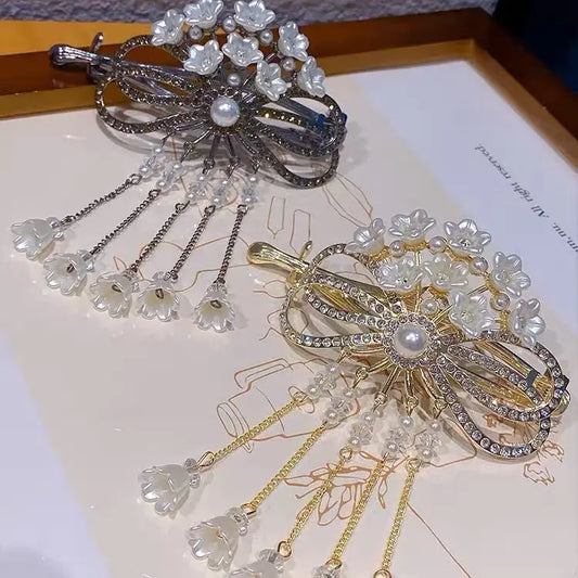 مشبك شعر فاخر بزهور لؤلئية وتصميم راقٍ يكمّل إطلالتك الأنيقة