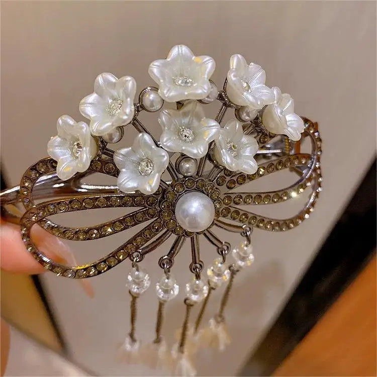 مشبك شعر فاخر بزهور لؤلئية وتصميم راقٍ يكمّل إطلالتك الأنيقة