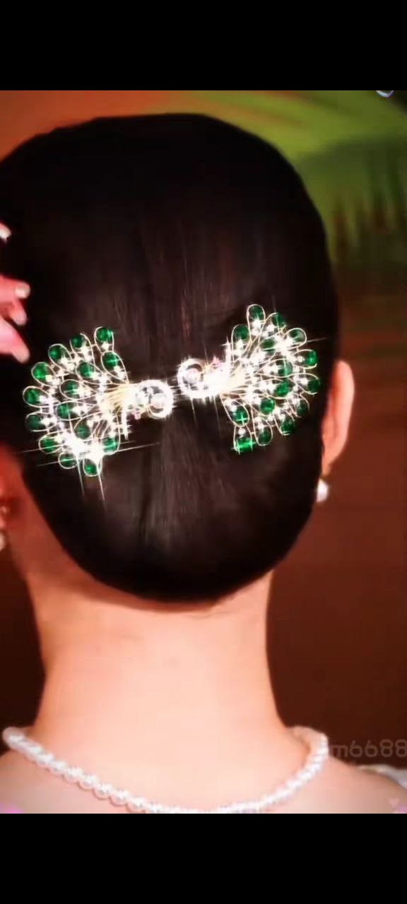 مشبك شعر ملكي بتصميم الطاووس – لمسة أناقة مميزة