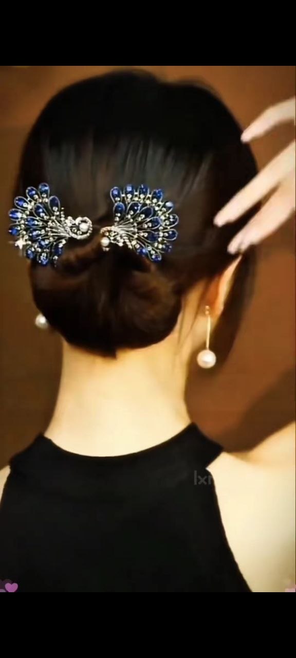 مشبك شعر ملكي بتصميم الطاووس – لمسة أناقة مميزة