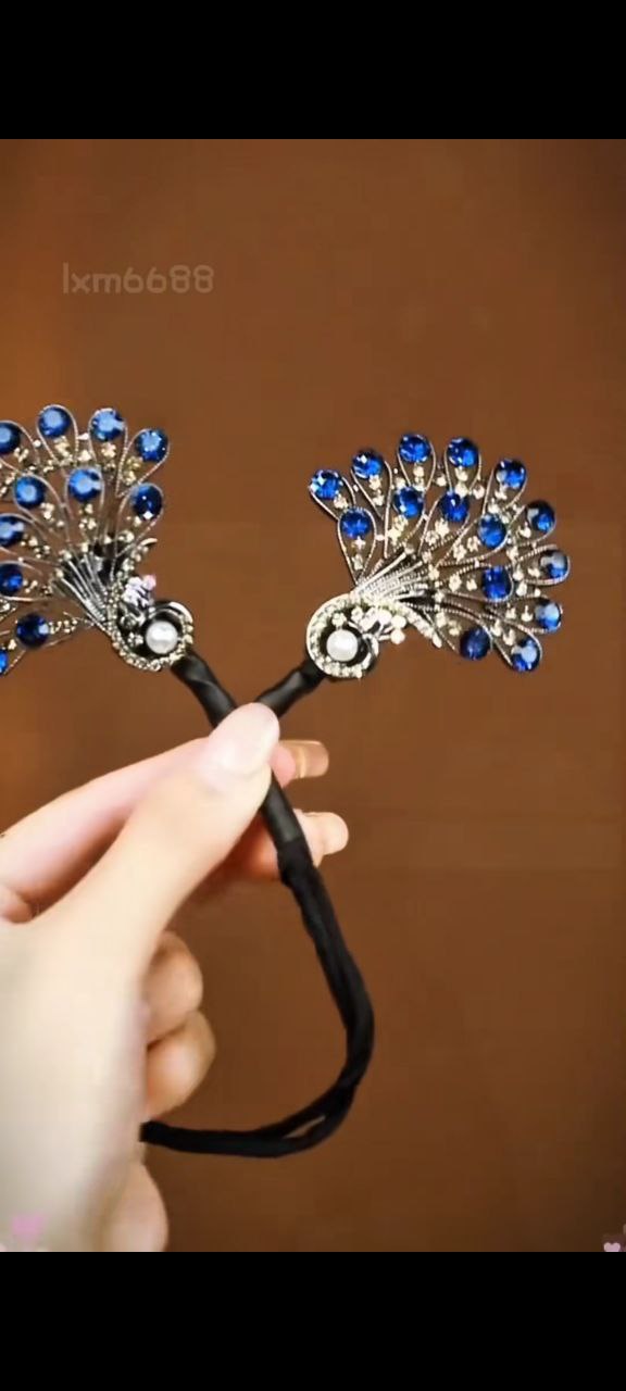 مشبك شعر ملكي بتصميم الطاووس – لمسة أناقة مميزة