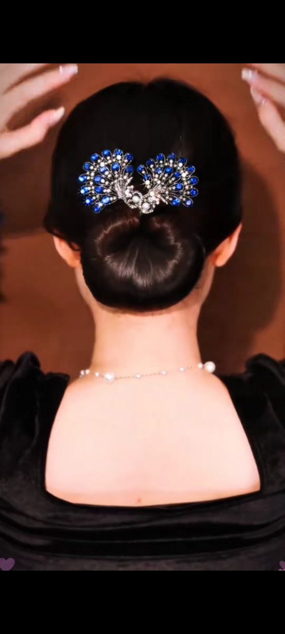 مشبك شعر ملكي بتصميم الطاووس – لمسة أناقة مميزة